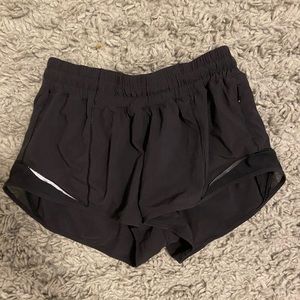 Lululemon black hotty hot shorts 2.5”